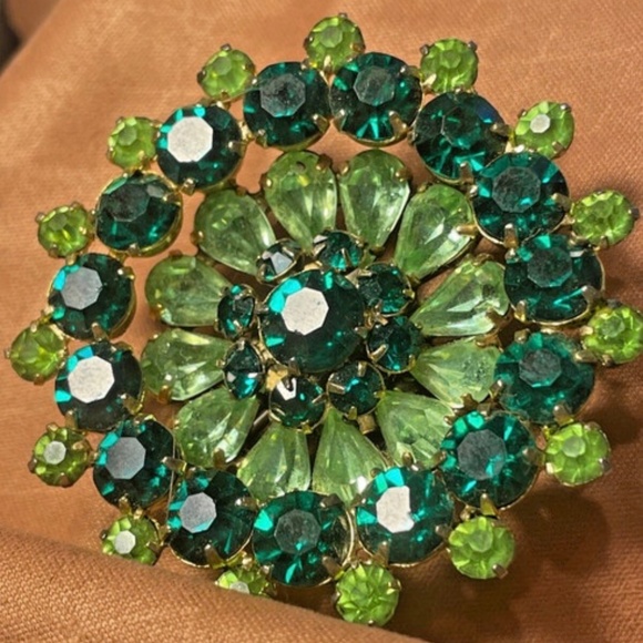 Vintage Light Green Rhinestone brooch & Clip On Earrings - Glass Stone Flower - Picture 1 of 6